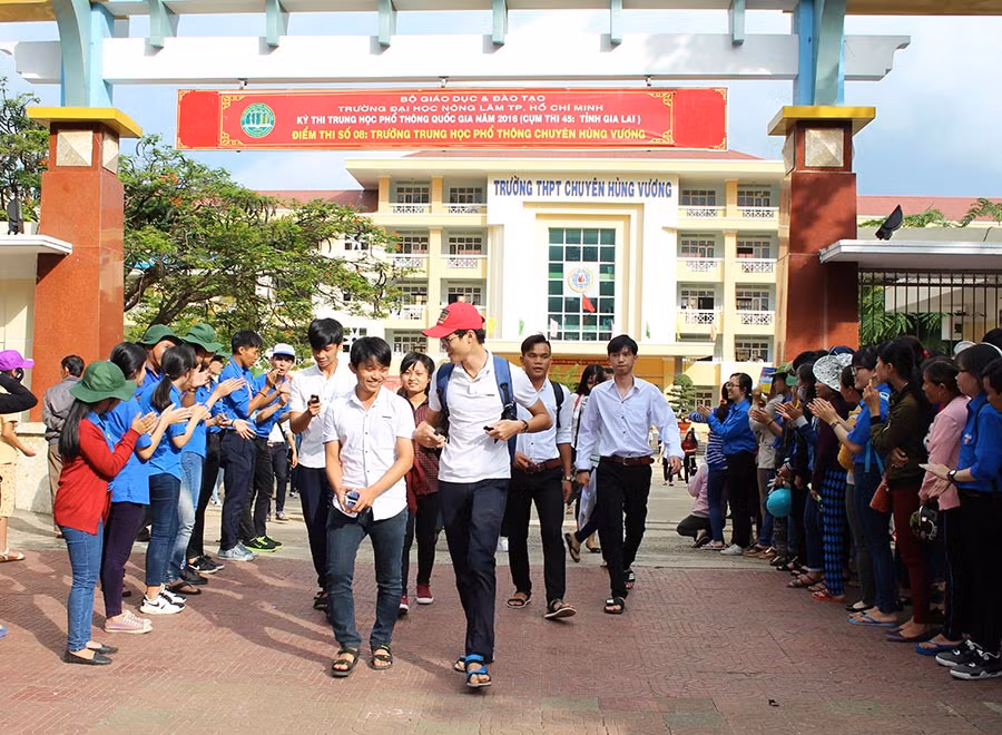 Thí sinh thở phào khi kỳ thi THPT quốc gia kết thúc. Ảnh: Phan Lài