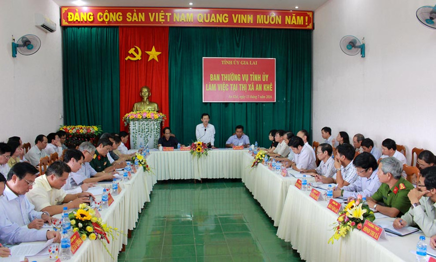 Quang cảnh buổi làm việc. Ảnh: Hồng Thi Quang cảnh buổi làm việc với Ban Thường vụ Thị ủy An Khê. Ảnh: Hồng Thi
