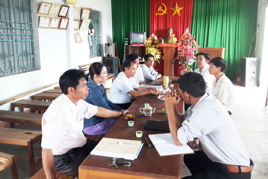 Tổ hòa giải ở thị trấn Kbang đang họp bàn giải quyết mâu thuẫn trong các hộ dân. Ảnh: L.N Tổ hòa giải ở thị trấn Kbang đang họp bàn giải quyết mâu thuẫn trong các hộ dân. Ảnh: L.N