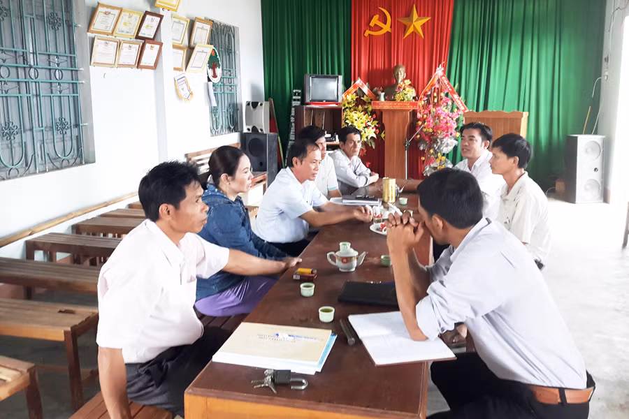 Tổ hòa giải ở thị trấn Kbang đang họp bàn giải quyết mâu thuẫn trong các hộ dân. Ảnh: L.N