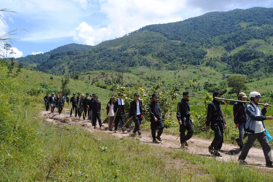 Hành quân truy bắt các đối tượng FULRO lợi dụng tà đạo “Hà Mòn”. Ảnh: C.T.V