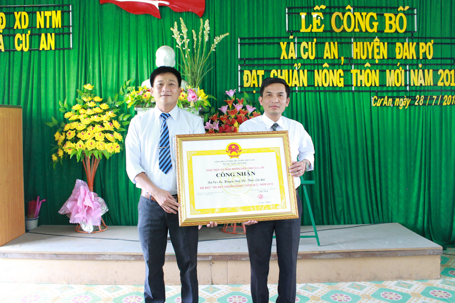 Đón nhận bằng công nhận xã đạt chuẩn nông thôn mới. Ảnh: Hồng Thi Đón nhận bằng công nhận xã đạt chuẩn nông thôn mới. Ảnh: Hồng Thi