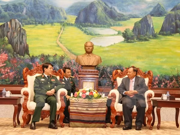 Tổng Bí thư, Chủ tịch nước Lào Bounnhang Volachith Thượng tướng Lương Cường nhân dịp thăm chính thức Lào.