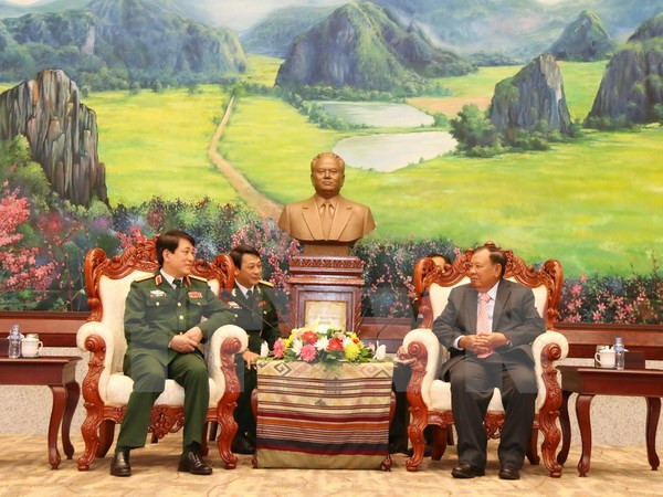 Tổng Bí thư, Chủ tịch nước Lào Bounnhang Volachith Thượng tướng Lương Cường nhân dịp thăm chính thức Lào.