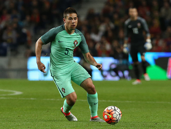 Hậu vệ trái: Raphael Guerriero (Bồ Đào Nha).