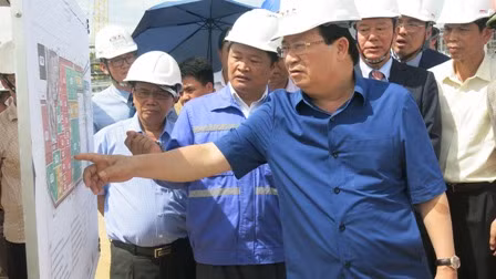 Phó Thủ tướng Trịnh Đình Dũng kiểm tra việc xây dựng hệ thống xử lý nước thải tại dự án Lọc hóa dầu Nghi Sơn