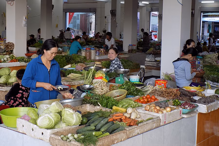 Các quầy sạp tại tầng 1 chợ Phù Đổng. Ảnh: T.N