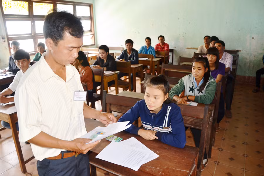 Thí sinh dự thi tại điểm thi Trường THPT Nguyễn Huệ (thị xã An Khê) hoàn thành bài thi Địa lý sớm và đứng chờ hết giờ mở cổng ra về. Ảnh: Lê Hòa