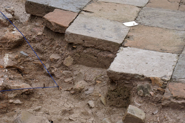 Hành lang này cấu trúc có 4 hàng cột chiều Đông - Tây, dài 30m gồm 6 gian, chiều Bắc - Nam dài 53m lên phía Bắc. Theo ước tính của khảo cổ học hành lang này có trên 30 gian.