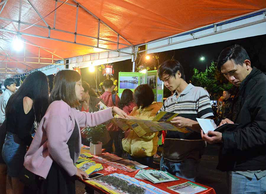  Quầy quảng bá tiềm năng du lịch tỉnh với tạp chí, tờ rơi, hình ảnh cũng thu hút sự quan tâm của nhiều người dân.