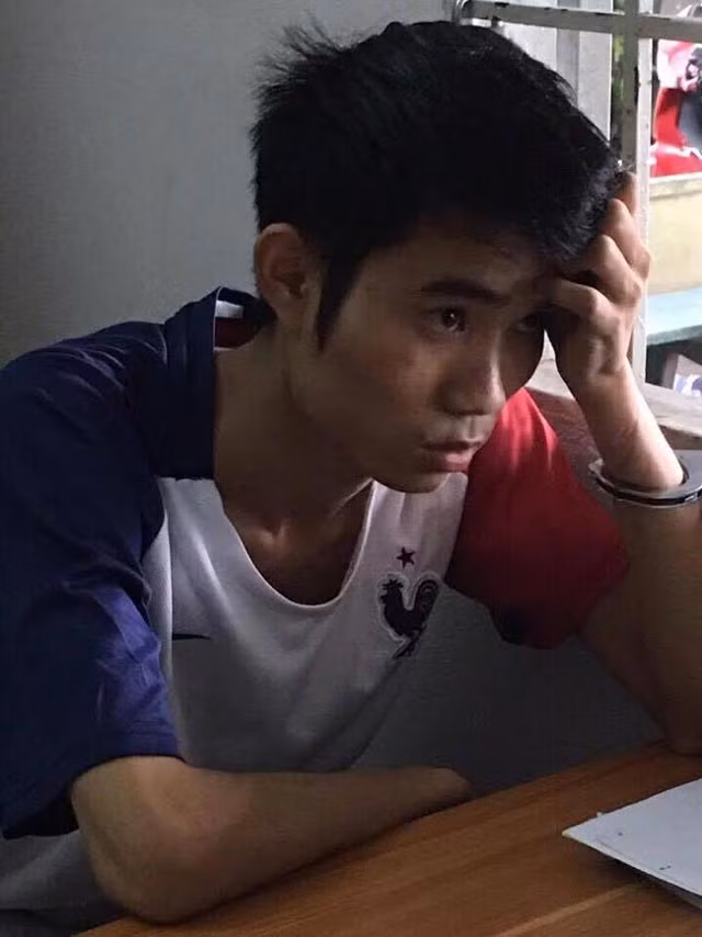  Đối tượng Duy và tang vật tại cơ quan công an.