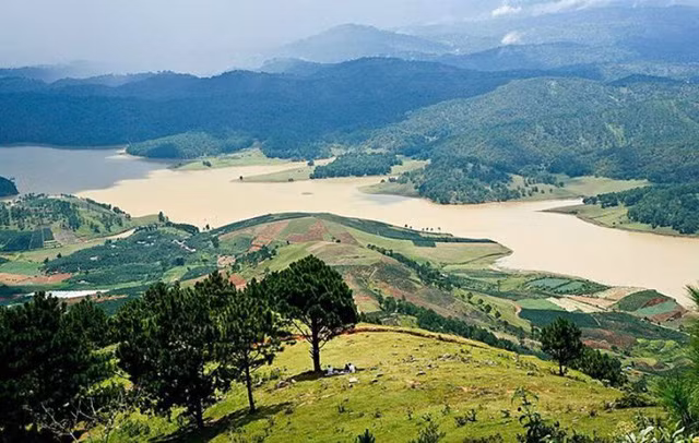 Cao nguyên Lâm Viên nổi tiếng về vẻ đẹp hùng vĩ gắn liền với truyền thuyết tình yêu của một đôi. Cao nguyên Lâm Viên nổi tiếng về vẻ đẹp hùng vĩ gắn liền với truyền thuyết tình yêu của một đôi.