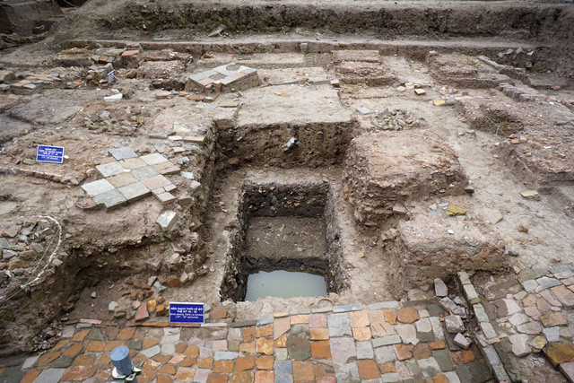 Toàn cảnh dấu tích hành lang phía Tây thời Lê Trung Hưng, thế kỷ 17.