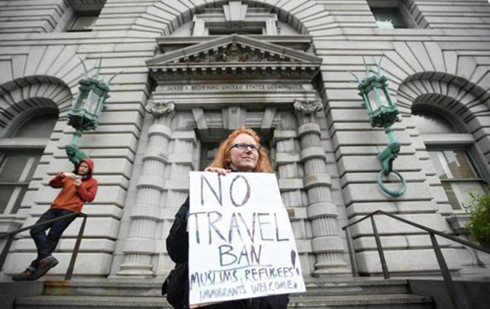 Người biểu tình phản đối sắc lệnh cấm nhập cư của Tổng thống Trump. Người biểu tình phản đối sắc lệnh cấm nhập cư của Tổng thống Trump.