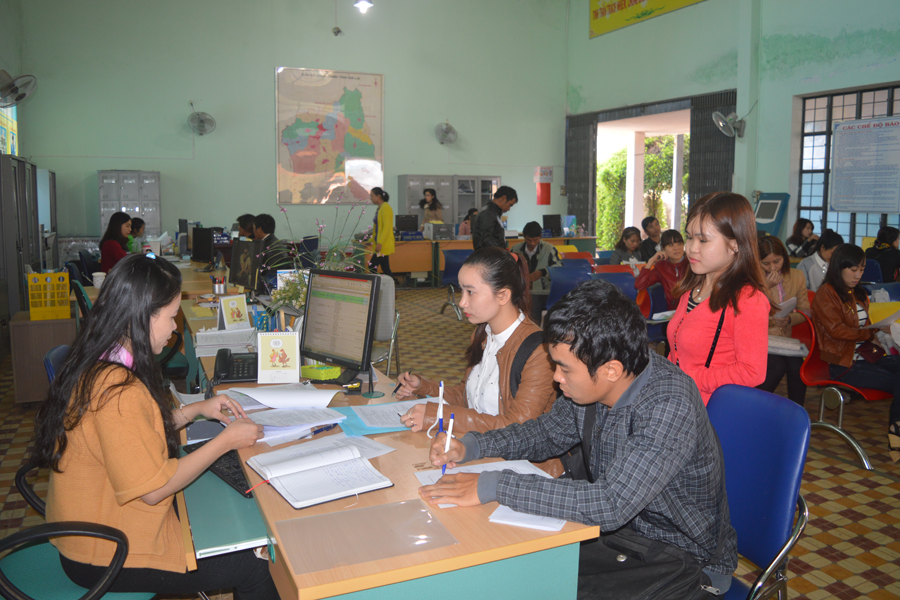 Lao động tìm việc làm tại Sàn giao dịch việc làm đầu năm. Ảnh: Đ.Y