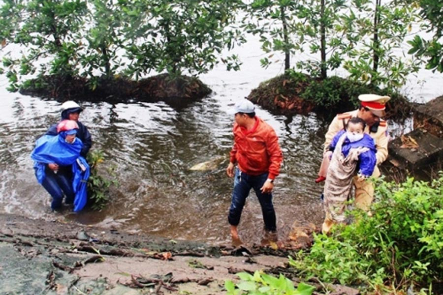 Cảnh sát Giao thông tỉnh Thừa Thiên-Huế cùng 2 thanh niên cứu vớt hai mẹ con đi xe máy chẳng may lao xuống vực sâu bên quốc lộ 1A. Ảnh: Bùi Oanh Cảnh sát Giao thông tỉnh Thừa Thiên-Huế cùng 2 thanh niên cứu vớt hai mẹ con đi xe máy chẳng may lao xuống vực sâu bên quốc lộ 1A. Ảnh: Bùi Oanh