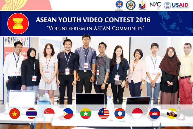 Phan Văn Quyền (bìa trái) lọt vào top 10 tại cuộc thi.