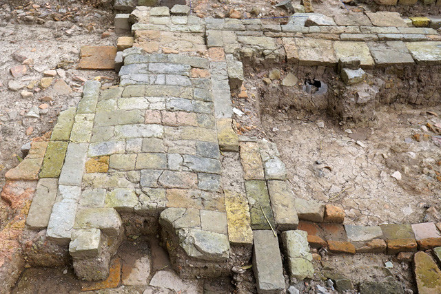 Dấu tích đường đi thời Lê Trung Hưng (thế kỷ 17 - 18) xuất lộ phía Nam khu vực khai quật dài 5m, rộng 1,3 mét. Mặt đường lát gạch vồ màu xám, nhô cao ở giữa, vát dần đều sang 2 bên. Góc đường xây gạch cắt vát góc tạo tính mỹ quan cho công trình.