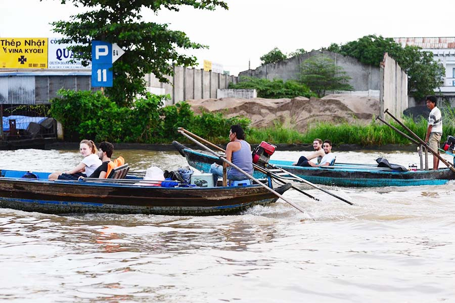Du khách nước ngoài đi chợ nổi. Ảnh: Minh Thi Ảnh: Minh Thi