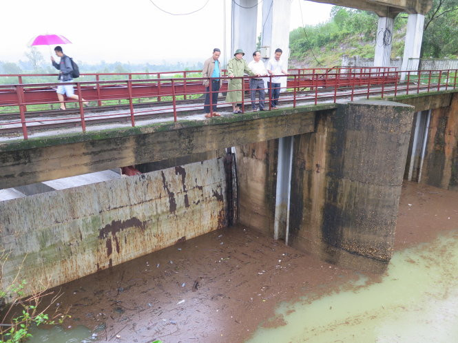 Phần móng cho cửa tràn xả lũ là hạng mục khó nhất của hồ Kẻ Gỗ đã được các thợ đào giếng trợ giúp thành công. Phần móng cho cửa tràn xả lũ là hạng mục khó nhất của hồ Kẻ Gỗ đã được các thợ đào giếng trợ giúp thành công.