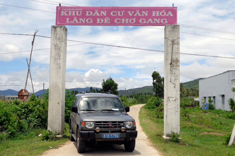 Đường vào làng Đê Chơ Gang. Ảnh: Đ.M.P Đường vào làng Đê Chơ Gang. Ảnh: Đ.M.P