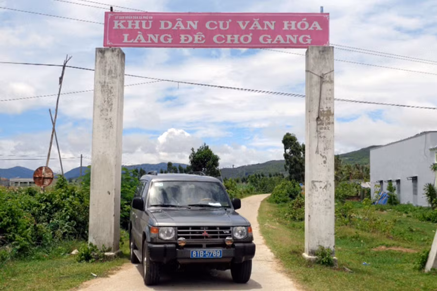 Đường vào làng Đê Chơ Gang. Ảnh: Đ.M.P