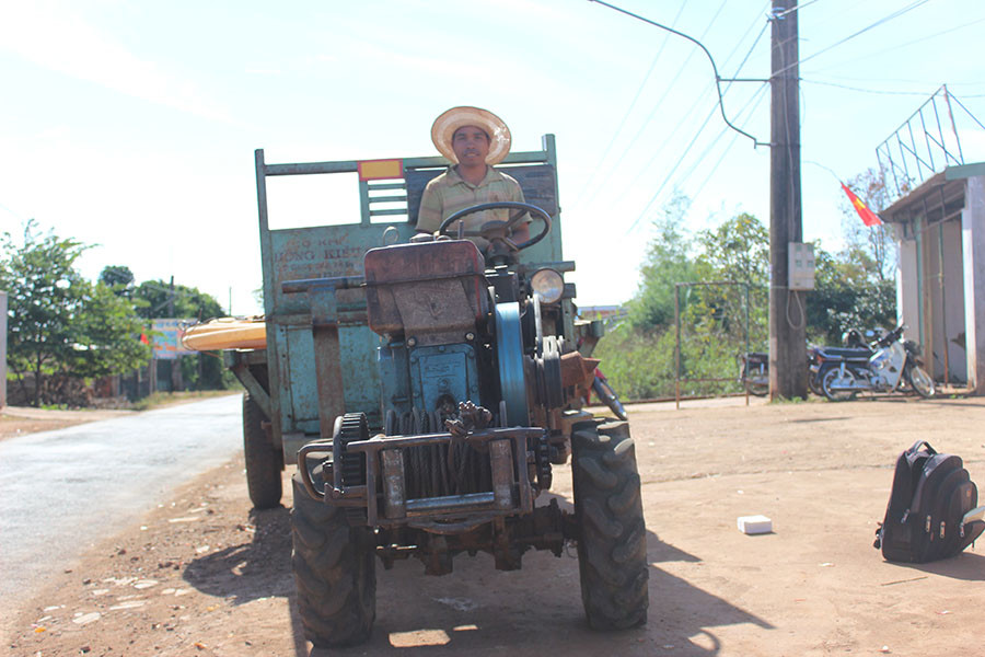 Nông dân xã Ia Băng (huyện Đak Đoa) chở ống nước tưới cà phê đợt I. Ảnh: N.D