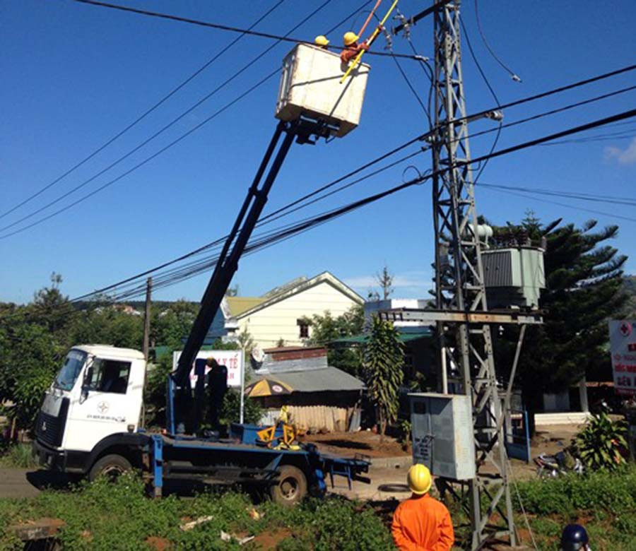  Điện lực Chư Pah nâng dung lượng trạm biến áp quá tải. Ảnh: H.D