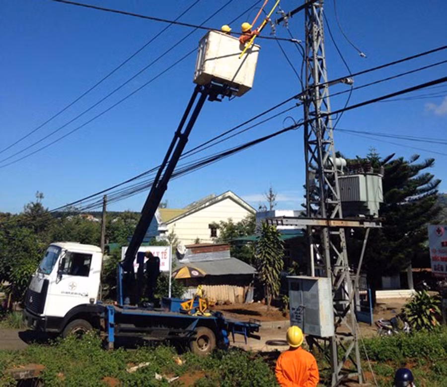  Điện lực Chư Pah nâng dung lượng trạm biến áp quá tải. Ảnh: H.D
