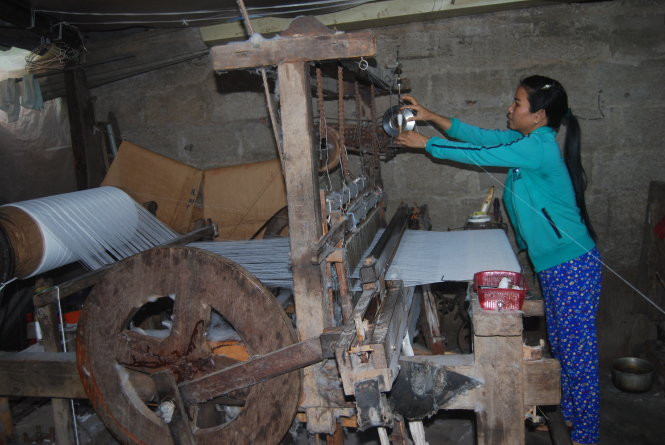 Một hộ dệt truyền thống ở làng dệt Nam Phương Danh gặp khốn khó trong phát triển - Ảnh: H.V.M.  Một hộ dệt truyền thống ở làng dệt Nam Phương Danh gặp khốn khó trong phát triển - Ảnh: H.V.M.