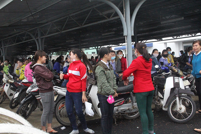 Hơn 1.000 công nhân tổ chức đình công đòi quyền lợi. Hơn 1.000 công nhân tổ chức đình công đòi quyền lợi.