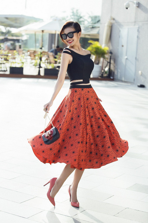 Chân váy xòe màu nổi cùng áo cắt khoét tinh nghịch tạo nét năng động cho người mặc.