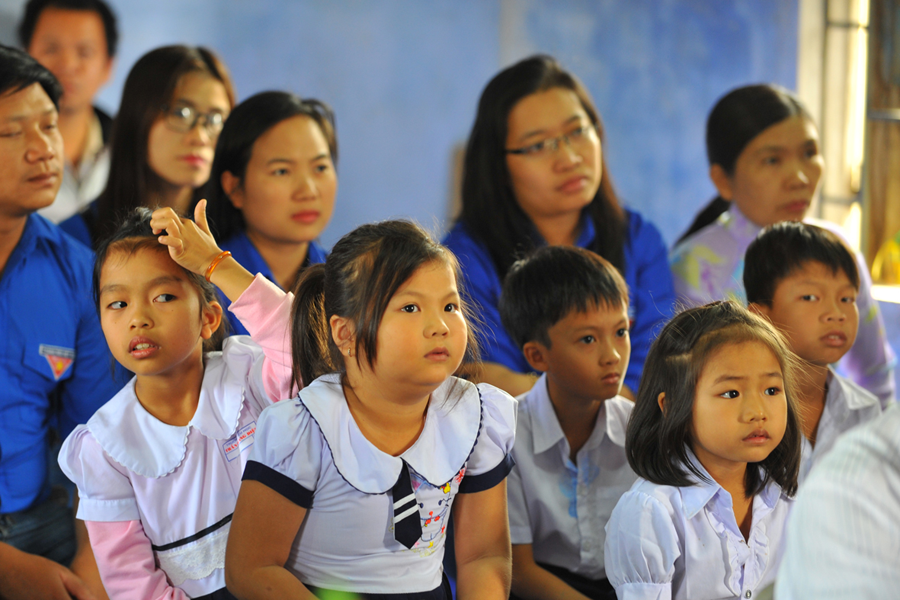 Các em học sinh trường tiểu học Trần Quang Diệu cùng ôn lại truyền thống. Ảnh: N.G