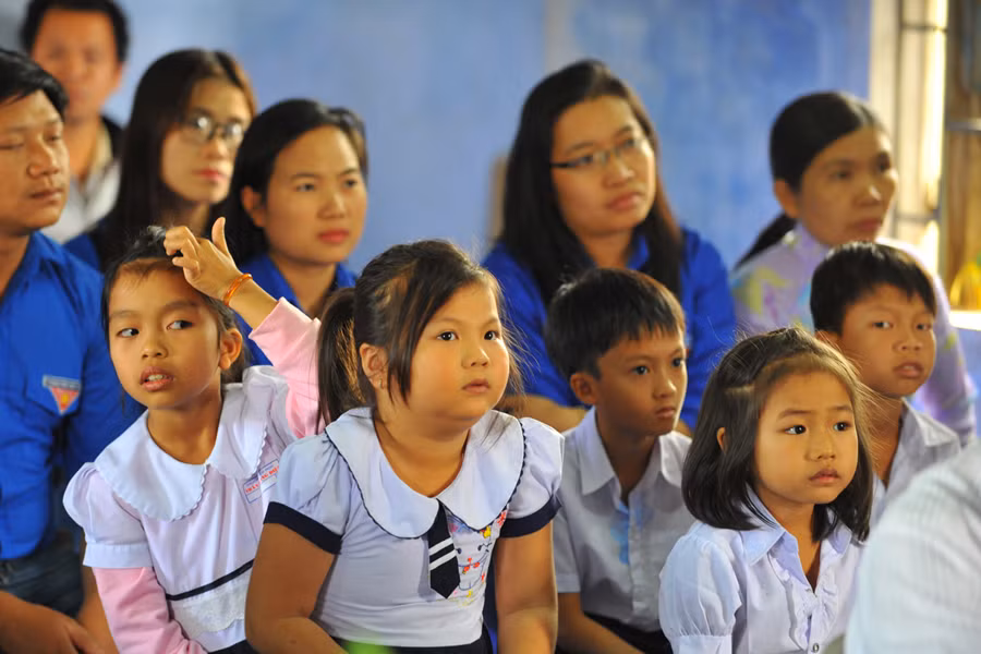 Các em học sinh trường tiểu học Trần Quang Diệu cùng ôn lại truyền thống. Ảnh: N.G