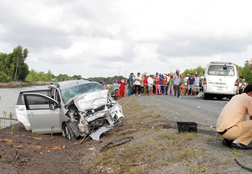 Hiện trường vụ tai nạn giữa hai ô tô. Hiện trường vụ tai nạn giữa hai ô tô.