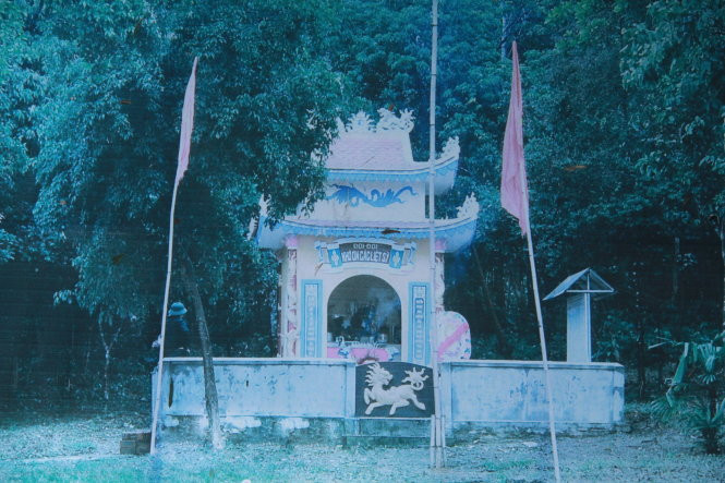 Để tri ân các liệt sĩ đã nằm lại dưới lòng hồ, những người công nhân vận hành hồ Kẻ Gỗ đã xây một miếu tưởng niệm.