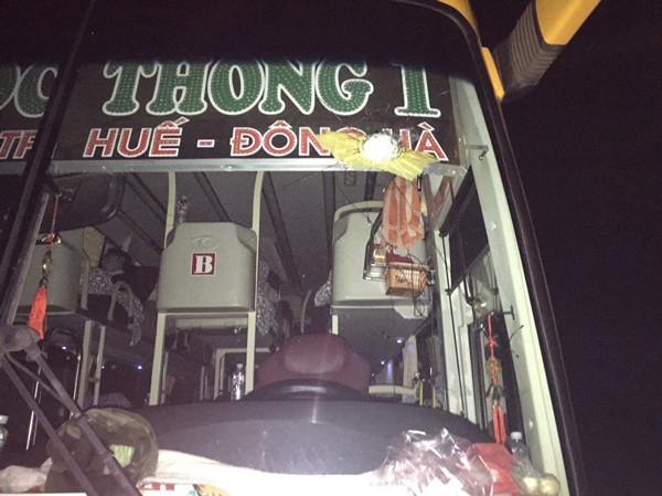 Chiếc xe khách của nhà xe Ngọc Thông bị ném đá làm lủng, bể kính trước. Ảnh nhà xe cung cấp Chiếc xe khách của nhà xe Ngọc Thông bị ném đá làm lủng, bể kính trước. Ảnh nhà xe cung cấp
