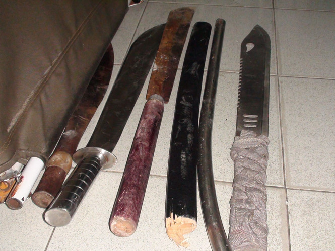 Số hung khi hai băng nhóm bỏ lại được công an thu giữ. Số hung khi hai băng nhóm bỏ lại được công an thu giữ.