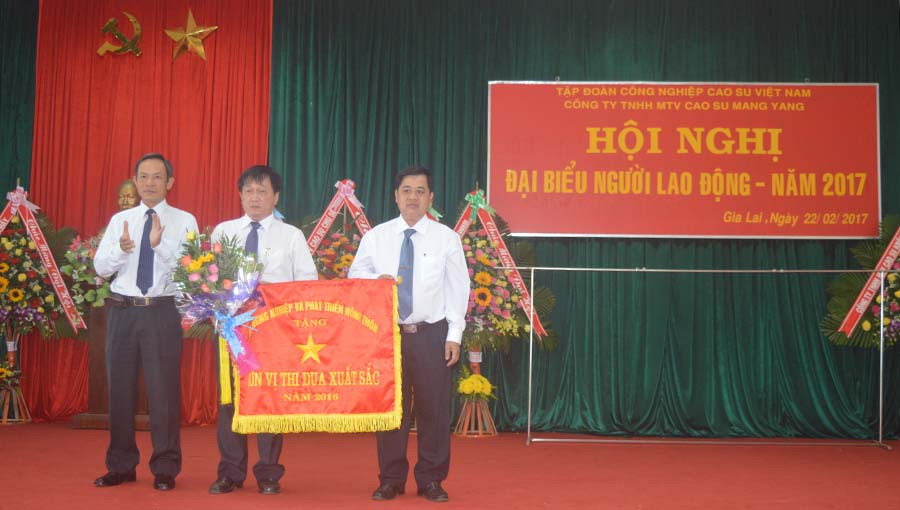 Bộ Nông nghiệp và Phát triển nông thôn tặng đơn vị cờ thi đua xuất sắc. Ảnh: Đ.Y Bộ Nông nghiệp và Phát triển nông thôn tặng đơn vị cờ thi đua xuất sắc. Ảnh: Đ.Y