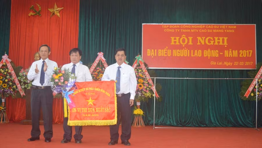 Bộ Nông nghiệp và Phát triển nông thôn tặng đơn vị cờ thi đua xuất sắc. Ảnh: Đ.Y