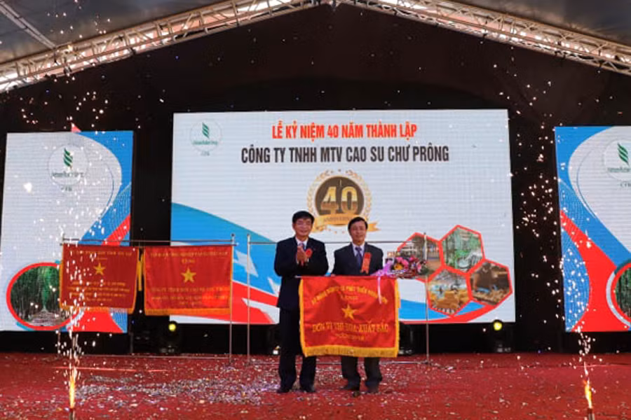 Tặng cờ Đơn vị thi đua xuất sắc của Bộ Nông nghiệp và PTNT cho Công ty. Ảnh: H.T