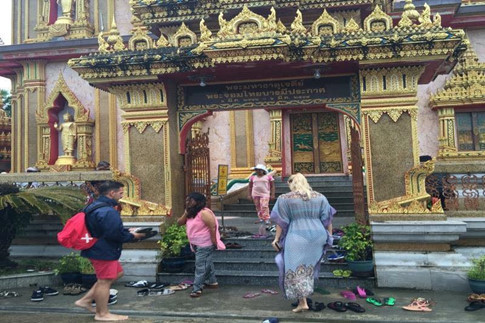 Nữ du khách Nga bị la ó khi mặc đồ xuyên thấu vào thăm ngôi đền thiêng ở Phuket Nữ du khách Nga bị la ó khi mặc đồ xuyên thấu vào thăm ngôi đền thiêng ở Phuket