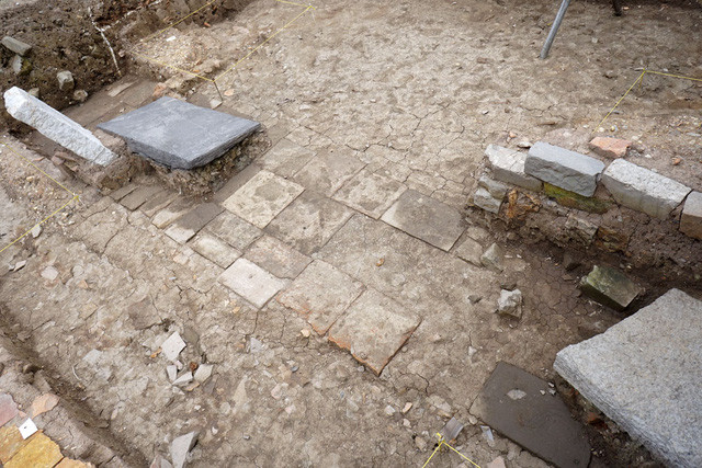 Dấu tích cống nước lớn thời Lê Sơ, thế kỷ 15. Cống nước được xây dựng ngang theo chiều Đông - Tây, thoát nước cho toàn bộ sân Đan Trì rộng 12.000m2 và các kiến trúc lớn trong khu vực điện Kính Thiên. Khi khảo cổ học phát hiện, thành cống đã bị phá hủy gần hết, chỉ còn lại phần đáy lách bằng gạch vuông và gạch chữ nhật màu đỏ. Căn cứ vào địa tầng và vật liệu, cống nước được xây dựng vào thời Lê Sơ, thế kỷ 15. Đến thế kỷ 17, thời Lê Trung hưng có sử dụng lại xây thành cống cao hơn và đặt các phiến đá làm nắp cống.