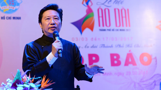 Nhà thiết kế Sỹ Hoàng trả lời câu hỏi của báo chí