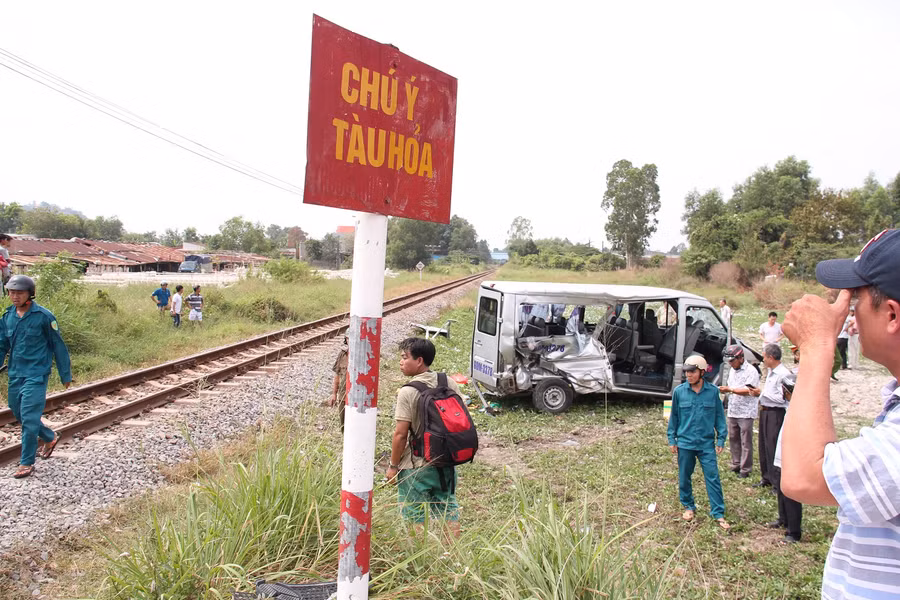 Ô tô 16 chổ bị xe lửa tông và hất văng hơn 10 mét