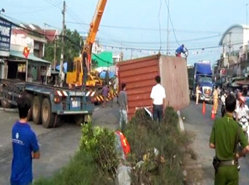 Tài xế xe container ở Tây Ninh được xác định ngủ gật khiến xe mất lái tông thẳng vào nhà dân. Tài xế xe container ở Tây Ninh được xác định ngủ gật khiến xe mất lái tông thẳng vào nhà dân.