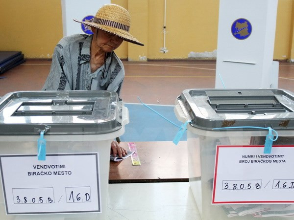 Người dân tham gia bỏ phiếu tại một điểm bầu cử ở thành phố Mitrovica thuộc Kosovo ngày năm 2014.