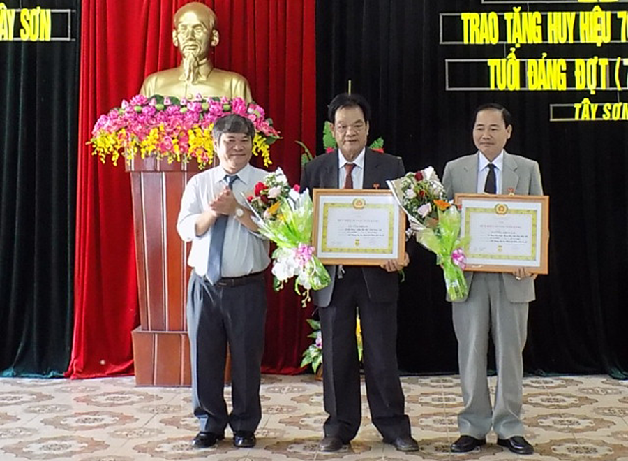 Trao tặng huy hiệu Đảng tại Đảng bộ phường Tây Sơn-TP. Pleiku. Ảnh: T.N Trao tặng huy hiệu Đảng tại Đảng bộ phường Tây Sơn-TP. Pleiku. Ảnh: T.N