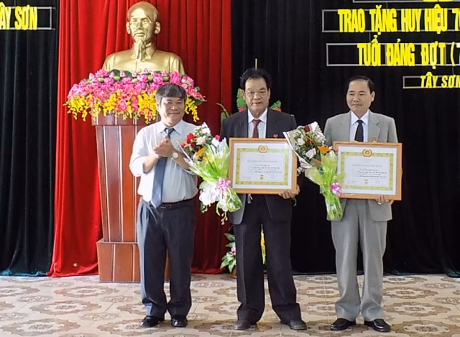 Trao tặng huy hiệu Đảng tại Đảng bộ phường Tây Sơn-TP. Pleiku. Ảnh: T.N