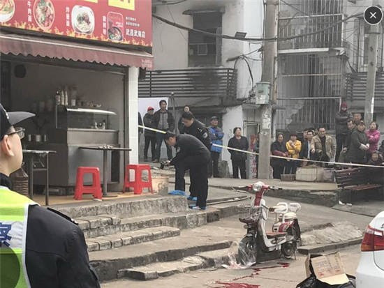 Cảnh sát điều tra hiện trường vụ án. (Nguồn: people.com.cn) Cảnh sát điều tra hiện trường vụ án. (Nguồn: people.com.cn)